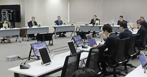 原発のテロ対策施設を巡り、設置期限の延長を決めた原子力規制委員会の会合＝１日、東京・六本木