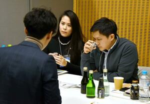海外バイヤーに県内の酒蔵の担当者が商品をアピールした商談会=新潟市中央区