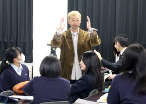 ニット製品の生産や流通について説明するビームスプラスのディレクター溝端秀基さん＝五泉市粟島