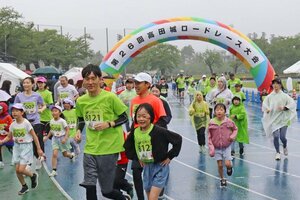 高田城址公園を一斉にスタートするランナーたち=1日、上越市本城町