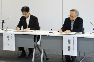 連携協定を締結した西澤正豊・新潟医療福祉大学長(右)と鈴木力・燕市長=燕市吉田西太田