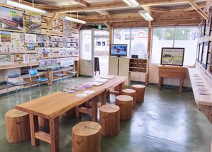 駅舎の旧事務室を改装した交流スペース=魚沼市須原