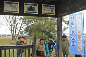 あずまやに飾られたパネルと島上小学校の児童たち=燕市横田