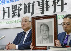 　「日野町事件」の再審開始が確定し、阪原弘さんの遺影とともに記者会見する長男の弘次さん（左）＝２月、大阪市北区