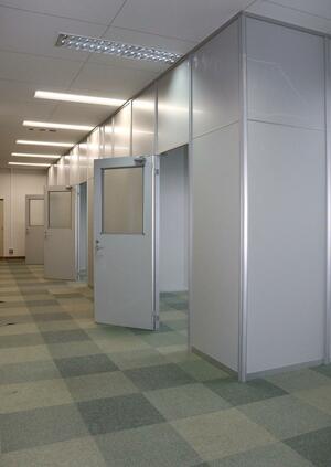シェアオフィス「キネス天王」に新設されたスタートアップ企業専用ブース=新発田市天王