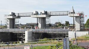 福島潟に建設中の水門。豪雨災害時は新井郷川への流量を抑える＝新潟市北区