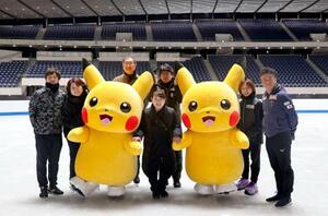 スケート教室に参加した伊藤みどりさん(中央手前)、本田武史さん(左端)、高橋成美さん(右から2人目)ら=14日、国立代々木競技場