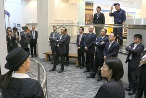 東北電力女川原発を視察する自民党県議団のメンバーら=5月21日、宮城県女川町