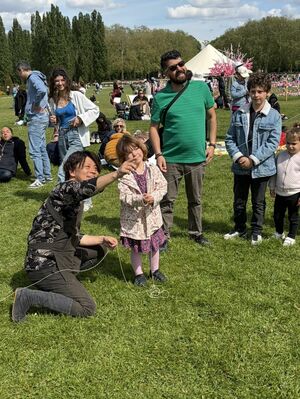三条凧協会のメンバーが招かれ、４月に仏パリ近郊で開かれたイベント。子ども向け凧揚げ体験会も行われた