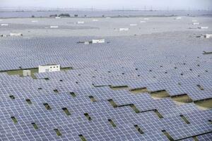 　中国青海省海南チベット族自治州にある世界最大級の大規模太陽光発電所＝２０２５年７月（共同）