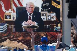17日、米ワシントンで開かれた宗教イベントで流されたトランプ大統領のビデオメッセージ(AP=共同)