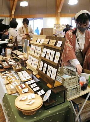 色とりどりの雑貨が並んだ「ナナイロマルシェ」=21日、新潟市中央区清五郎