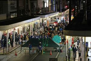六日町駅前の商店街を彩っているイルミネーション＝１２月１９日、南魚沼市