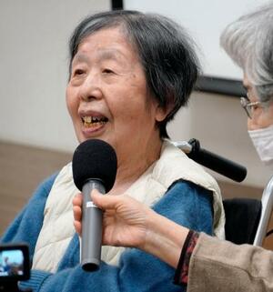 　紙芝居の上演会に参加した松谷英子さん＝１３日午前、長崎市