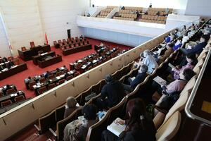 県議と経済産業省資源エネルギー庁の村瀬佳史長官ら政府の議論を見守った傍聴者=14日、県議会