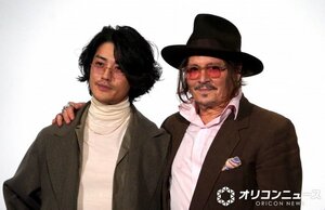 映画『モディリアーニ!』ジャパンプレミアに登場した(左から)赤西仁、ジョニー・デップ (C)ORICON NewS inc.