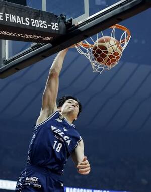 長崎―琉球 第1クオーター、ダンクシュートを決める長崎・馬場=横浜アリーナ