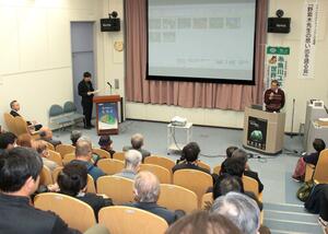 生前の野紫木さんとの交流を振り返った「思い出を語る会」=糸魚川市