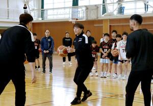 アルビBBの五十嵐圭選手らが中学生に指導したバスケットボール教室=上越市下門前