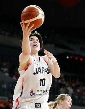 25年7月、日本代表強化試合のデンマーク戦でシュートを放つ渡嘉敷来夢=有明アリーナ