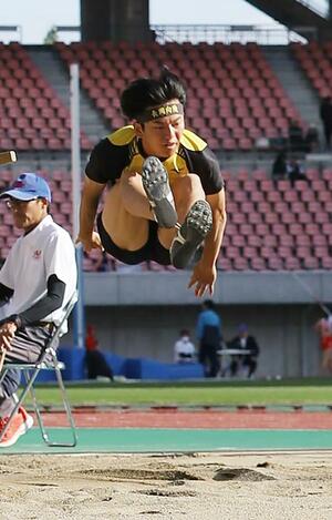 男子走り幅跳びで優勝した丸山開生(長岡向陵)=デンカビッグスワン