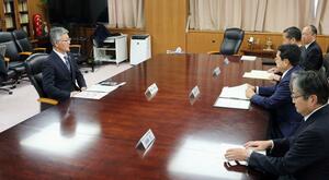 柏崎刈羽原発再稼働への理解を赤沢亮正経済産業相に伝える柏崎市の桜井雅浩市長（左）＝１９日、東京・霞が関