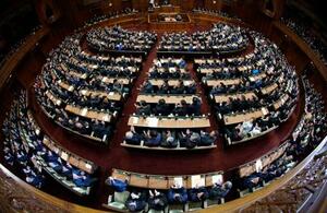 第105代首相に高市早苗氏を指名し、拍手に包まれる衆院本会議場=18日午後3時1分(魚眼レンズ使用)