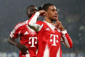 　アタランタ戦でゴールを決めて喜ぶバイエルン・ミュンヘンのオリセ（右）＝ベルガモ（ゲッティ＝共同）