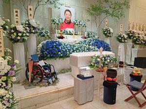 成田真由美さんの葬儀・告別式の祭壇=14日、川崎市