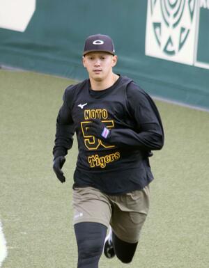 新人合同自主練習でダッシュする阪神・能登=SGL尼崎