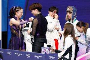 　団体アイスダンス・ＲＤの演技を終えた吉田唄菜（左端）、森田真沙也組を前に涙ぐむ鍵山優真（左から３人目）＝ミラノ（共同）