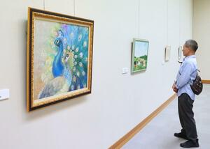 多彩な作品を展示している中越教職員美術展=15日、長岡市学校町1