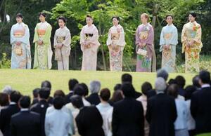 春の園遊会に臨まれる天皇家の長女愛子さまら皇族方=2025年4月、東京・元赤坂の赤坂御苑