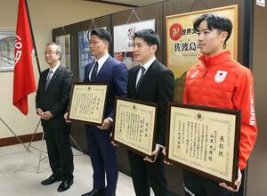 県スポーツ賞に選ばれた(右から)山本大晴選手、齋藤基貴選手、須貝龍選手=28日、県庁