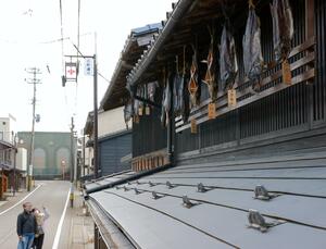 「越後村上鮭塩引き街道」の準備を終え、軒下につるされた塩引き鮭=29日、村上市小町