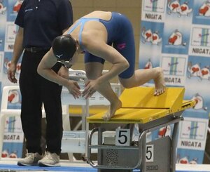 女子50メートル自由形で優勝した橋本志保(木戸)=2024年7月14日、長岡市のダイエープロビスフェニックスプール