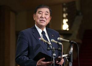 報道陣の取材に応じる石破首相=3月13日夜、首相公邸