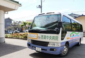 運行が始まった「お出かけサポートバス」=新潟市西蒲区旗屋の西蒲中央病院