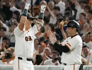 6回、勝ち越し打を放ち、ガッツポーズする巨人・小林=東京ドーム
