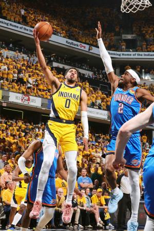 サンダー戦でゴールを狙うペーサーズのハリバートン=インディアナポリス(NBAE・ゲッティ=共同)