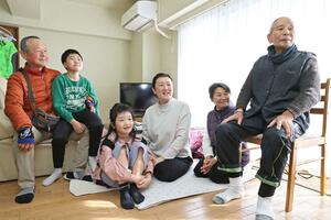「周囲に支えられ、こんなに早く生活を整えられた」と感謝の思いを語る竹森奈津実さん(右から3人目)家族と実父の大沢博雄さん(左)=新潟市東区