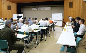 地権者らが今後の事業の進め方を確認した鳥屋野潟南部地区土地区画整理組合の設立総会=13日、新潟市江南区東早通1