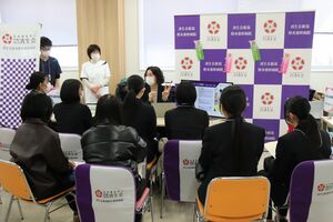 病院の概要や福利厚生などを看護学生らに説明した「看護職就職応援ガイダンス」＝新潟市北区