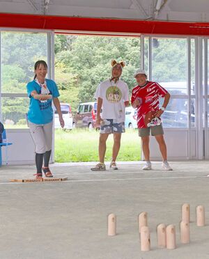 観戦しながら談笑する坂井栄弘さん(中央)と内藤平さん(右)=佐渡市城腰