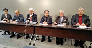 柏崎刈羽原発の再稼働反対を表明する「県内在住の学者・研究者有志」のメンバー＝９日、県庁