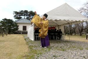 村松公園で行われた公園開きの神事=4月1日、五泉市愛宕甲