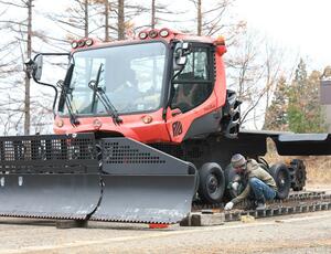 今冬のオープンに向け、圧雪車の整備が進む＝妙高市の池の平温泉アルペンブリックスキー場