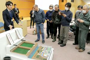 田んぼダムの仕組みや、防災・減災の効果などについて解説した研修会=三条市須頃1