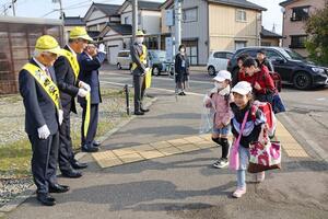春の全国交通安全運運動に合わせて柏崎署などが行った街頭指導=4月7日、柏崎市四谷2