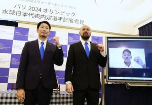 記念撮影する左から筈井翔太コーチ、棚村克行、オンラインで参加する稲場悠介=柏崎市